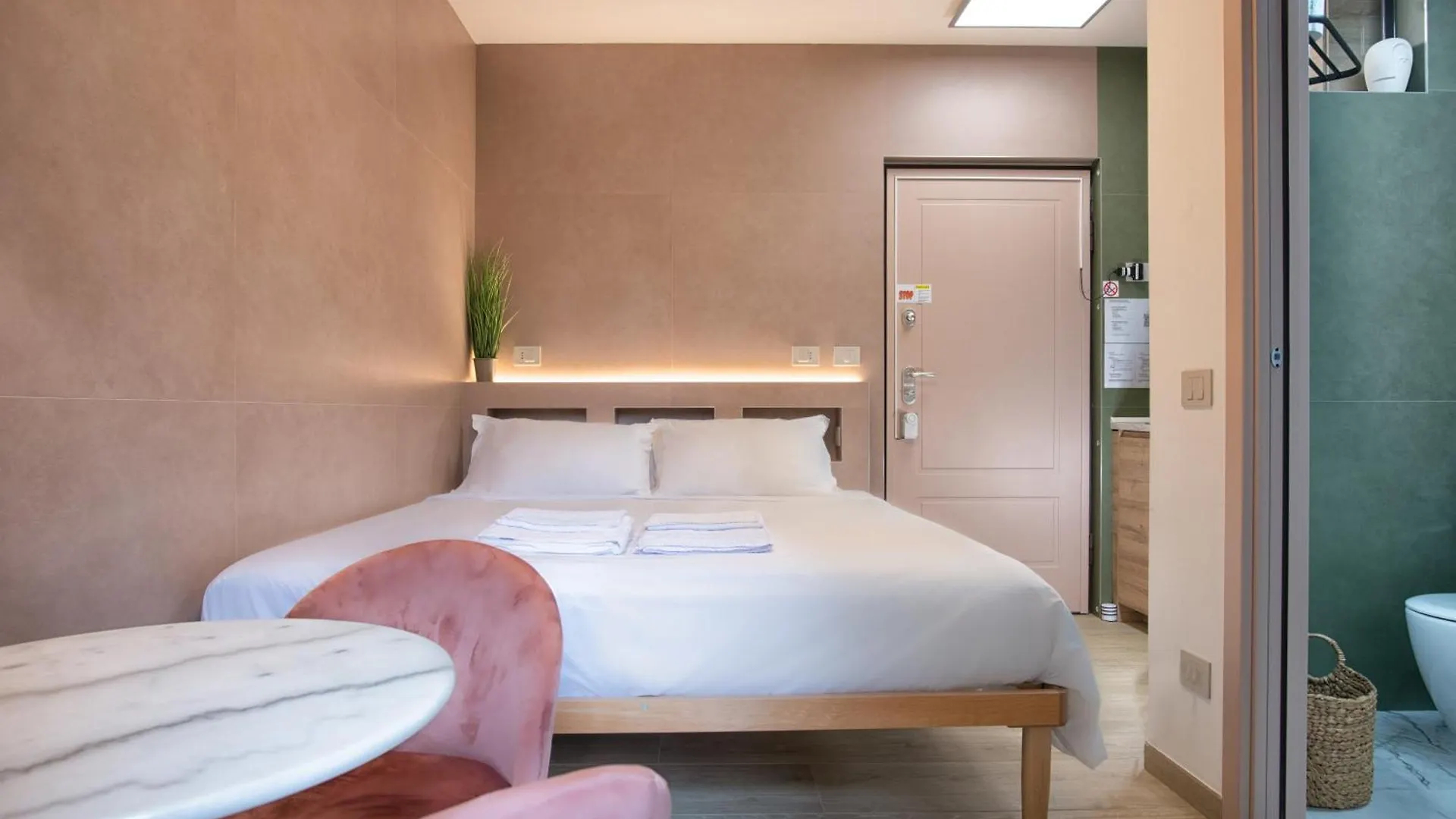 Pink Flamingo Balcony Studio By Central Station Milano Italien