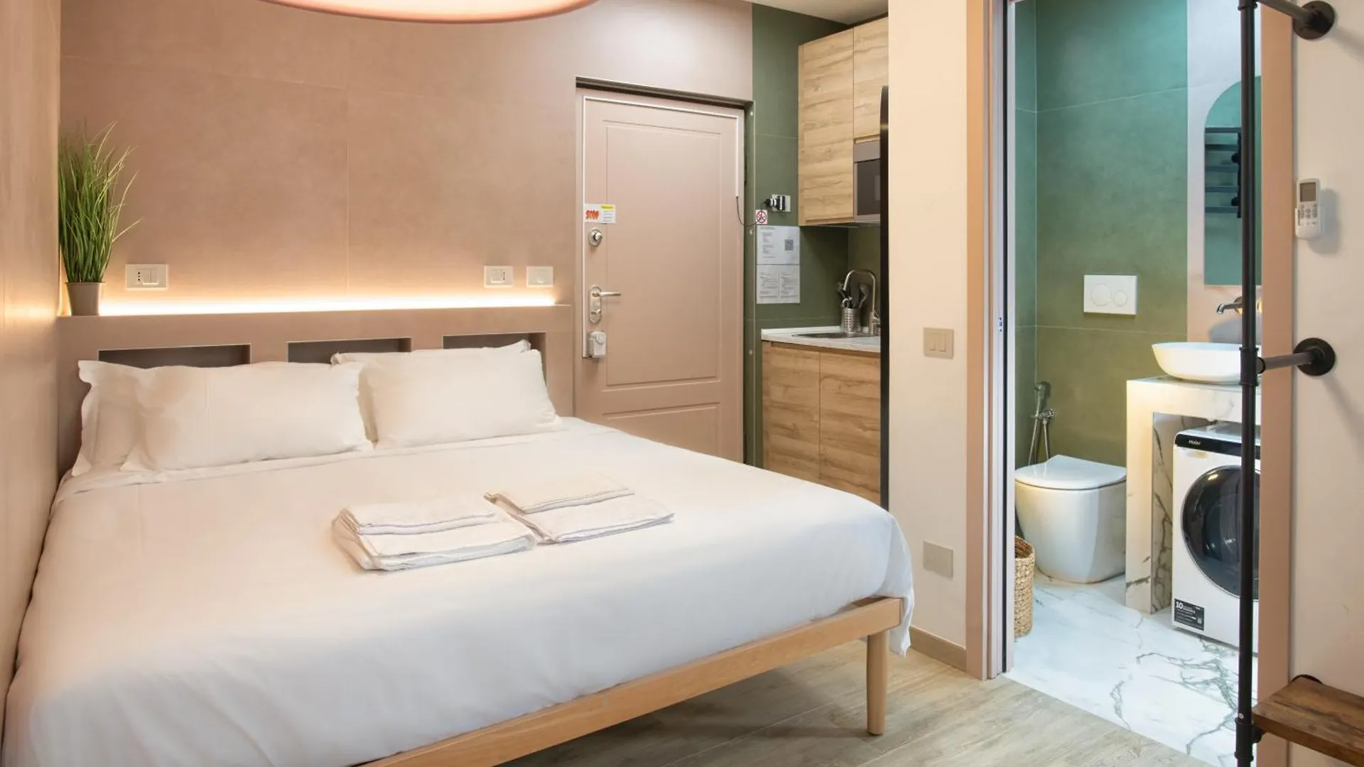 Pink Flamingo Balcony Studio By Central Station Milano