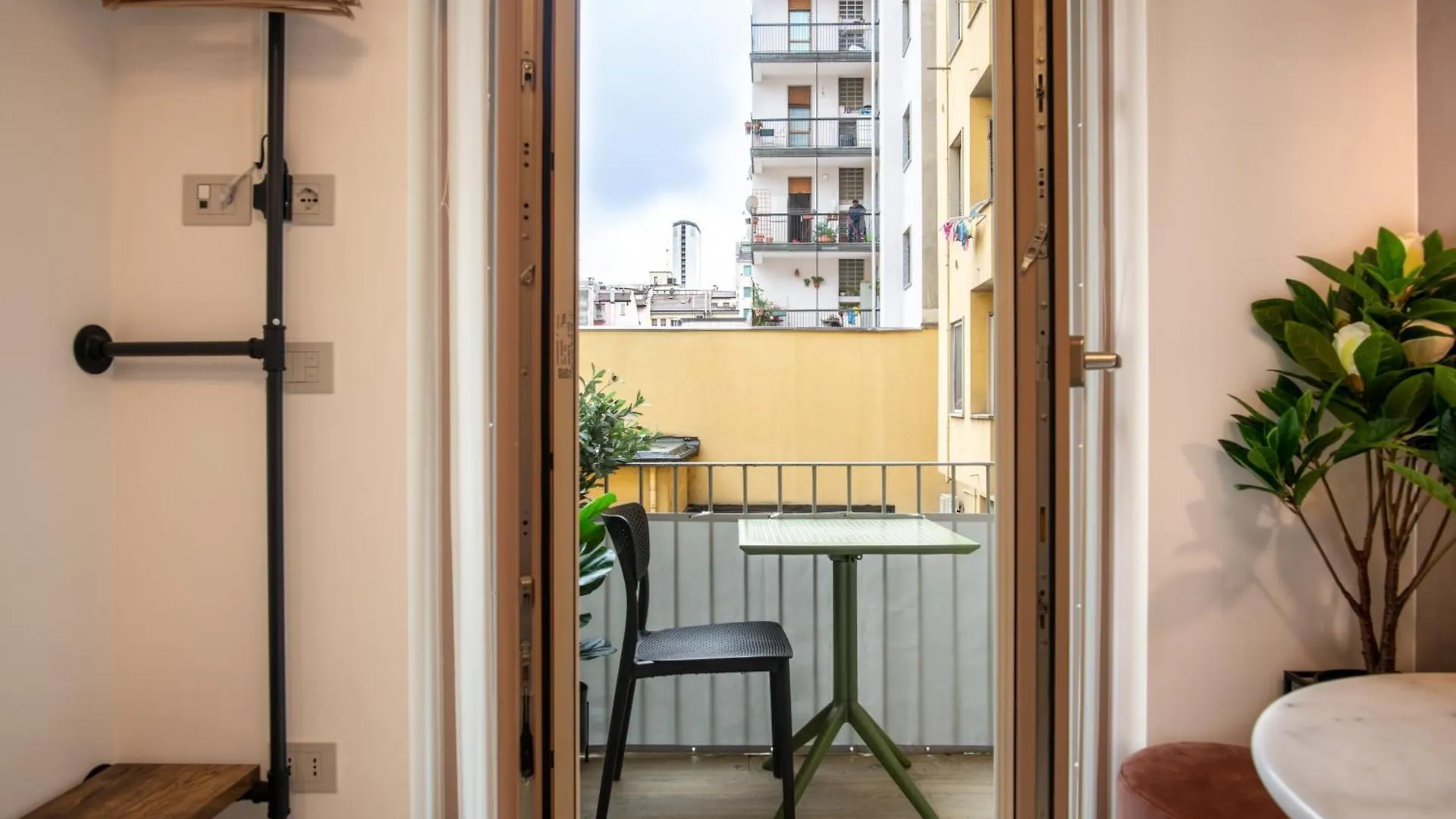 Pink Flamingo Balcony Studio By Central Station Milan 0*,  Italy
