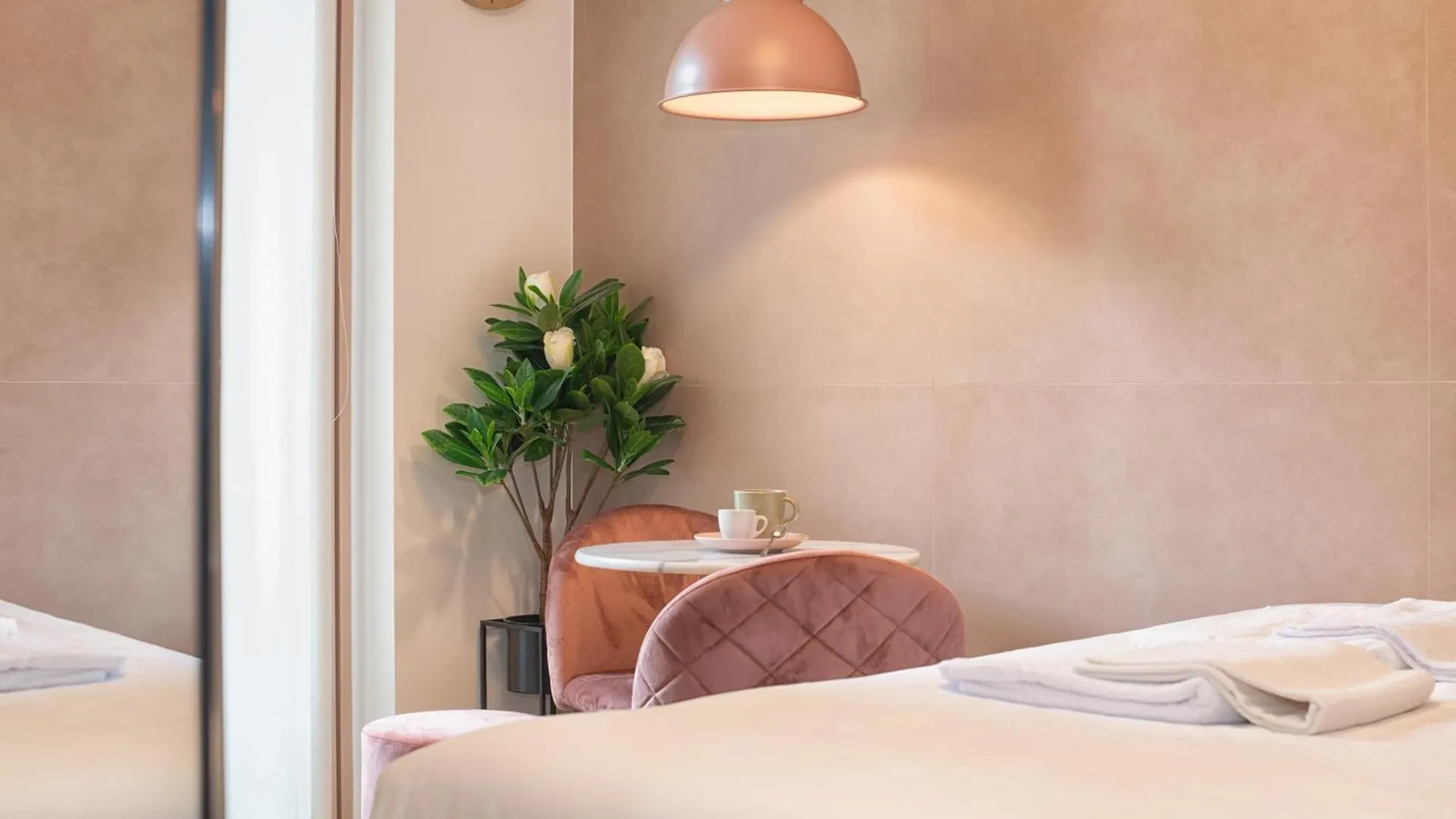 Apartment Pink Flamingo Balcony Studio By Central Station Milan