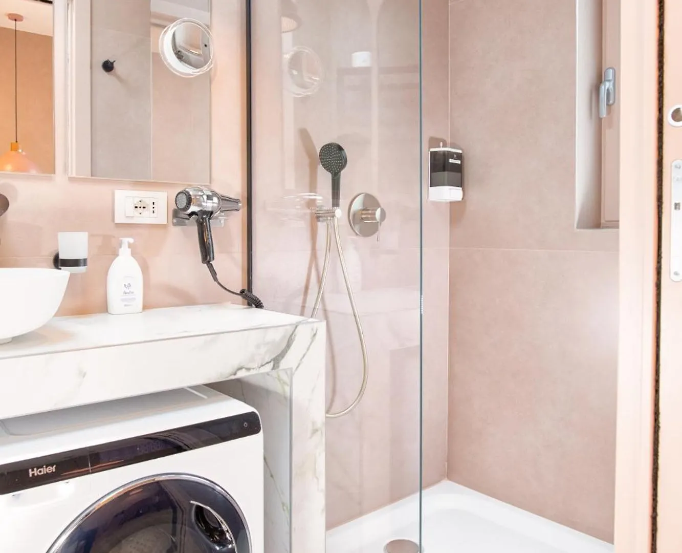 Apartment Pink Flamingo Balcony Studio By Central Station Milan