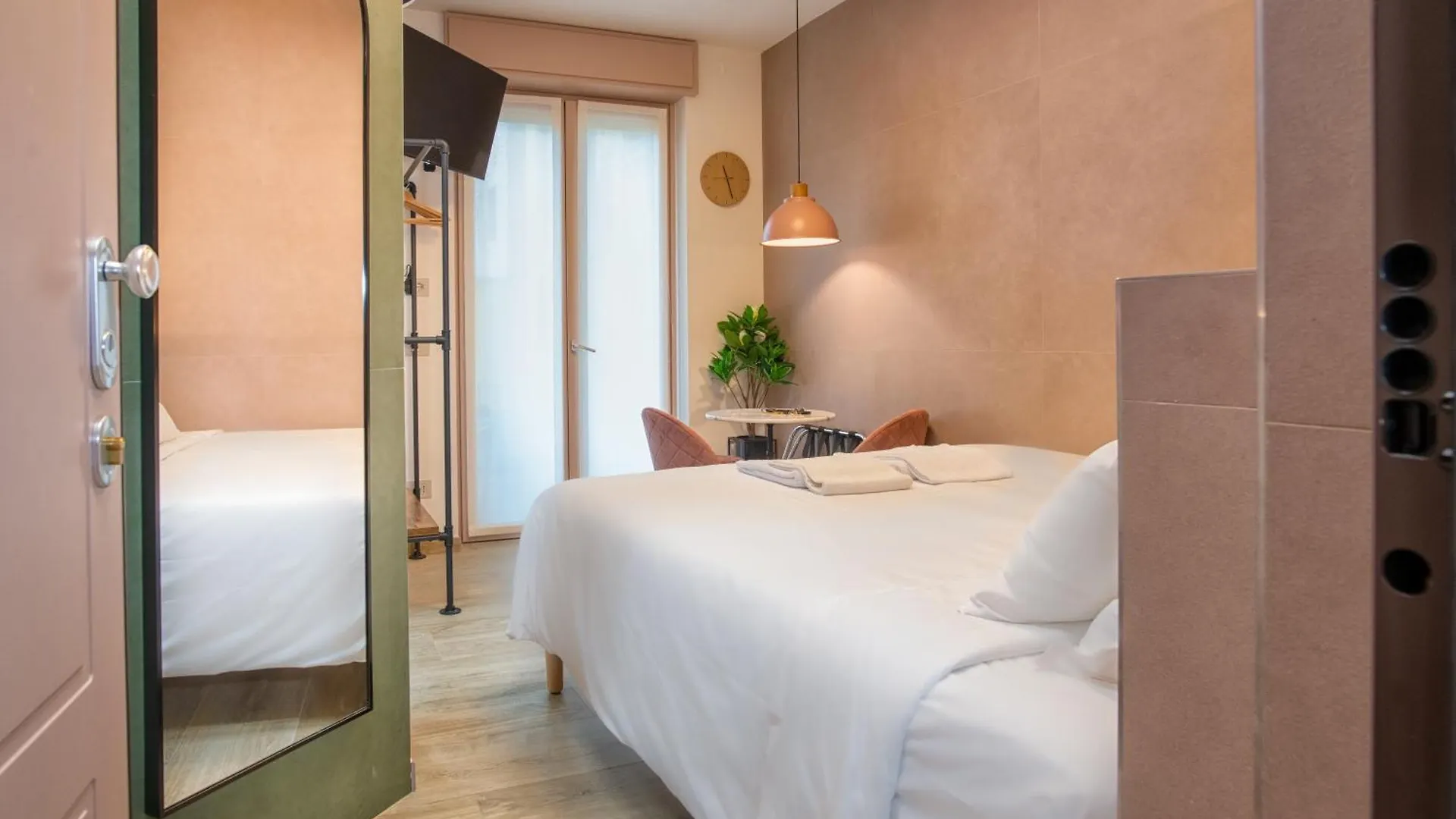 Pink Flamingo Balcony Studio By Central Station Milan 0*,