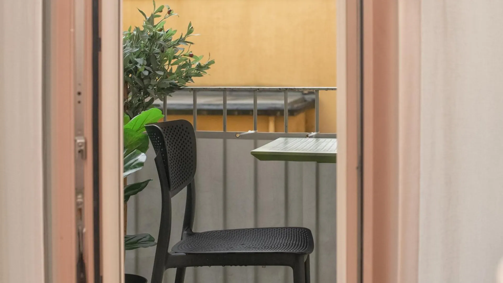 Pink Flamingo Balcony Studio By Central Station Milan Apartment